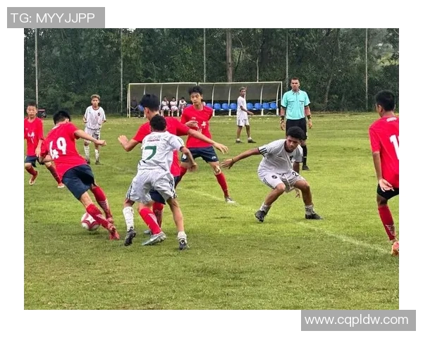 足球明星在野球场的精彩对决与友谊赛引发的热烈讨论与关注